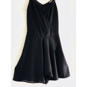 🚨SOLD🚨EXPRESS Petite V Neck Black dress
